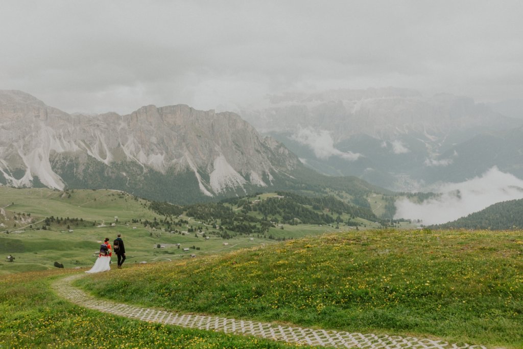 bride and groom hiking landscape dolomites